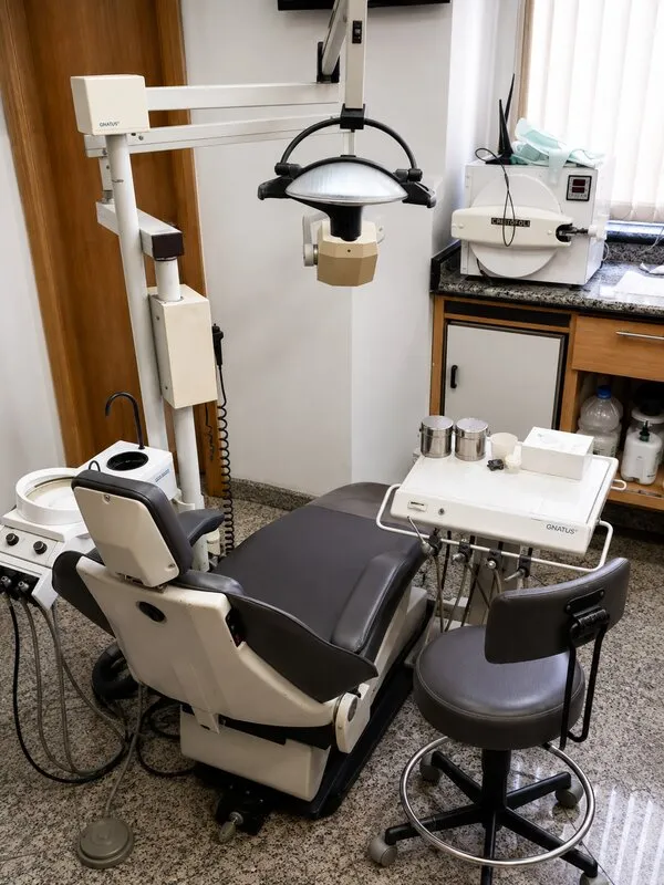 Sala odontológica clara, com cadeira e equipamentos modernos